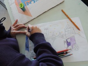 Los alumnos de 4º aprenden los distintos tipos de marionetas. 