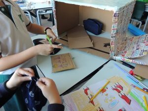 Los alumnos de 4º aprenden los distintos tipos de marionetas. 