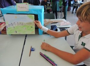 Los alumnos de 4º aprenden los distintos tipos de marionetas. 
