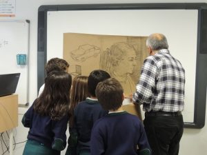 Alumnos de 3º de Primaria aprender cómo realizar un retrato 