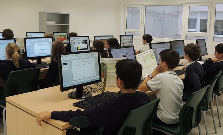 En la sala de Tics, los alumnos de Primaria elaboran un menú saludable y equilibrado