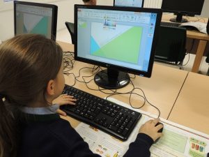 En la sala de Tics, los alumnos de Primaria elaboran un menú saludable 