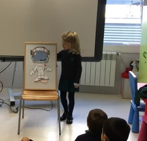 Los alumnos de 3º realizan presentaciones sobre los astronautas. 