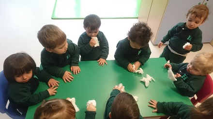 Haciendo nuestro muñeco de nieve en Nursery 1.