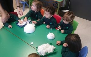 Haciendo nuestro muñeco de nieve en Nursery 1. 