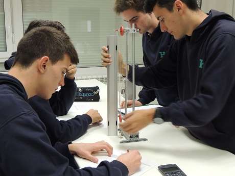 Práctica en 1º de Bachiller sobre poleas fijas y móviles.
