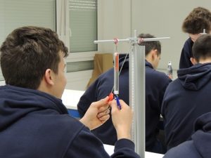 Práctica en 1º de Bachiller sobre poleas fijas y móviles.