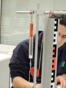 Práctica en 1º de Bachiller sobre poleas fijas y móviles.