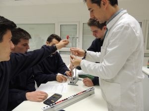 Práctica en 1º de Bachiller sobre poleas fijas y móviles.