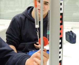 Práctica en 1º de Bachiller sobre poleas fijas y móviles.