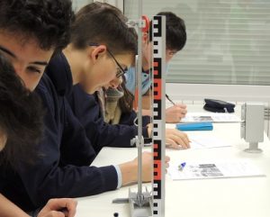 Práctica en 1º de Bachiller sobre poleas fijas y móviles.