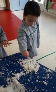 Taller de experimentación con nieve en Nursery 2. 