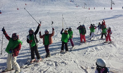 Nuestros alumnos en el Pirineo aragonés esquiando.