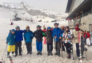 Nuestros alumnos en el Pirineo aragonés esquiando. 