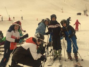 Nuestros alumnos en el Pirineo aragonés esquiando. 