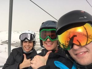 Nuestros alumnos en el Pirineo aragonés esquiando. 