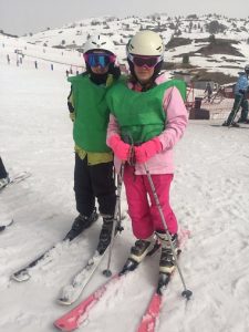 Nuestros alumnos en el Pirineo aragonés esquiando. 