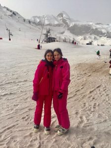 Nuestros alumnos en el Pirineo aragonés esquiando. 