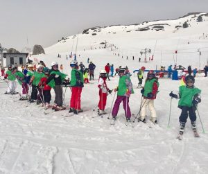 Nuestros alumnos en el Pirineo aragonés esquiando. 