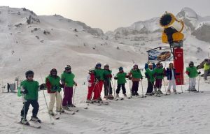 Nuestros alumnos en el Pirineo aragonés esquiando. 