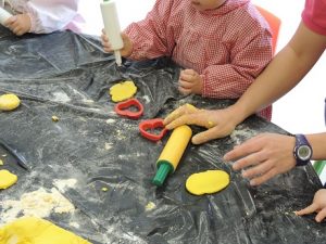 Experimentación con masa de sal en Nursery 1.