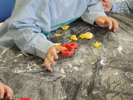 Experimentación con masa de sal en Nursery 1.