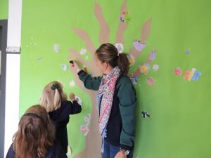 los alumnos de 3º de Infantil crean su árbol de la primavera. 