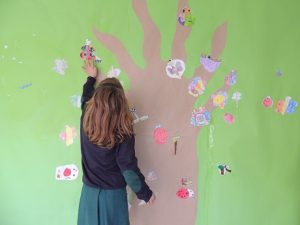 los alumnos de 3º de Infantil crean su árbol de la primavera. 
