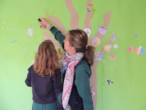 los alumnos de 3º de Infantil crean su árbol de la primavera. 