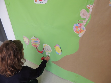 los alumnos de 3º de Infantil crean su árbol de la primavera.