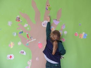 los alumnos de 3º de Infantil crean su árbol de la primavera. 
