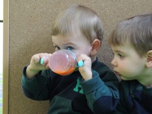 Conociendo los alimentos, los alumnos de Nursery 1 hacen zumo de frutas. 