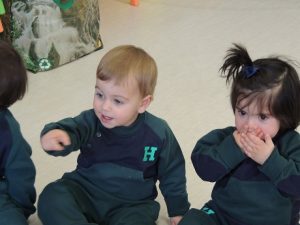 Conociendo los alimentos, los alumnos de Nursery 1 hacen zumo de frutas. 