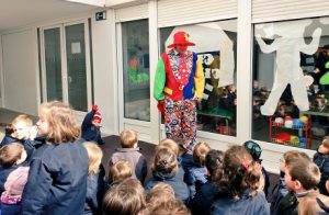 Los alumnos de 1º reciben la visita del Payaso Zapatón.
