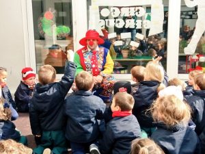 En su proyecto trimestral sobre el circo los alumnos reciben la visita de un payaso