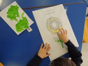 En 1º de Infantil pintan Los girasoles de Van Gogh.