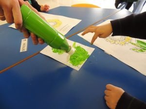 En 1º de Infantil pintan Los girasoles de Van Gogh.