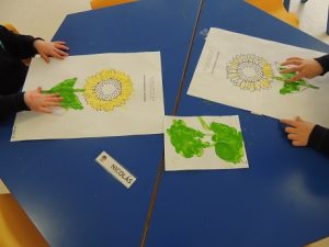 En 1º de Infantil pintan Los girasoles de Van Gogh.