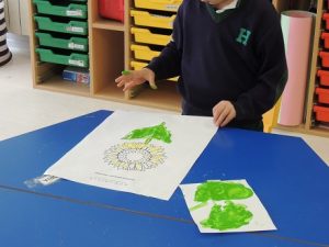 En 1º de Infantil pintan Los girasoles de Van Gogh.