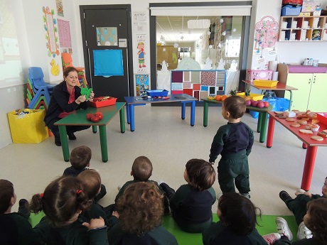 Conociendo los alimentos en el 'mercado' del aula.