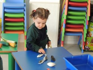 Conociendo los alimentos en el 'mercado' del aula.