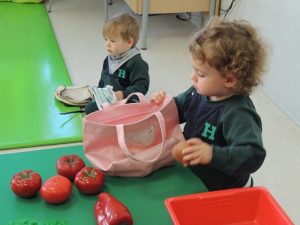 Conociendo los alimentos en el 'mercado' del aula.
