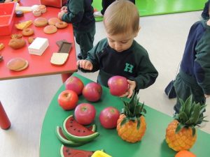 Conociendo los alimentos en el 'mercado' del aula.