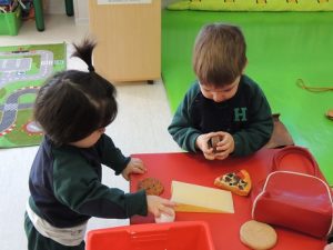 Conociendo los alimentos en el 'mercado' del aula.