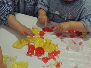 Taller de estimulación sensorial con gelatina en Nursery 1