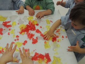 Taller de estimulación sensorial con gelatina en Nursery 1