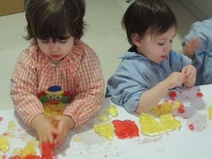 Taller de estimulación sensorial con gelatina en Nursery 1