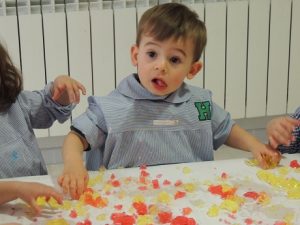 Taller de estimulación sensorial con gelatina en Nursery 1