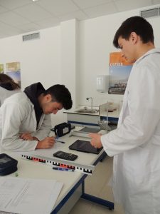 COMPROBACIÓN DEL TIRO HORIZONTAL en 1º de Bachillerato