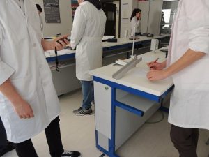 COMPROBACIÓN DEL TIRO HORIZONTAL en 1º de Bachillerato